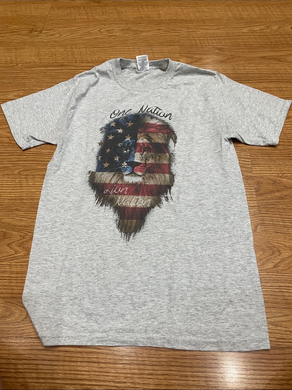Gray Men's Crewneck T‑Shirt with American Flag Lion Graphic